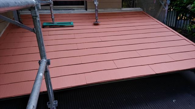 屋根の中塗り塗装です