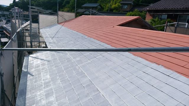 春日井市小野町で、最高級の遮熱塗料で屋根の中塗り塗装です。