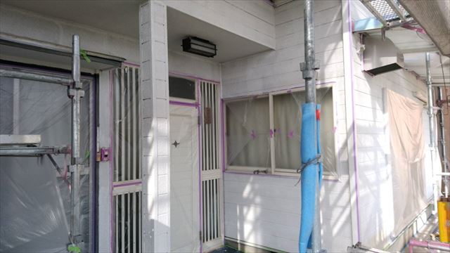 外壁の下塗り塗装です
