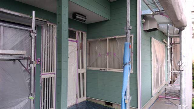 外壁の中塗り塗装、完了です
