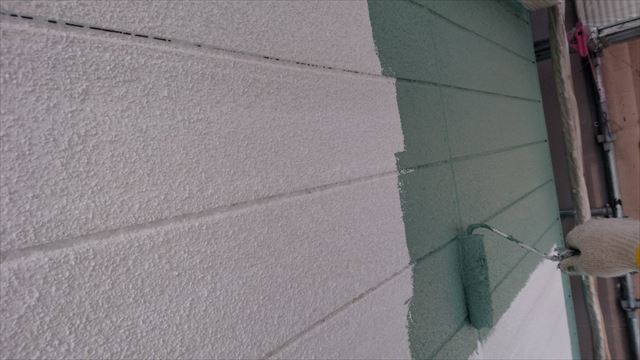 外壁の中塗り塗装です