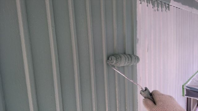 トタン壁の中塗り