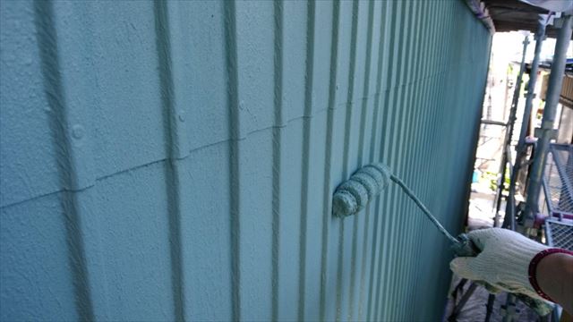 トタン壁の上塗り