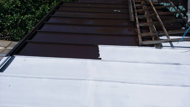 春日井市出川町にてトタン屋根の塗装を施工しました。
