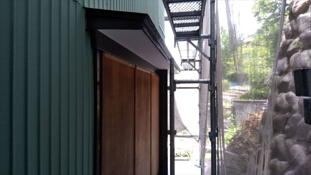 瀬戸市内田町で、板金の庇塗装と屋根の下塗り塗装を行いました。