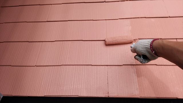 屋根の中塗り塗装です