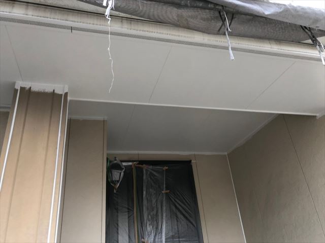 軒天の塗装です
