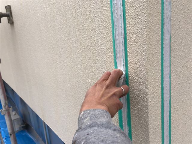 ヘラ押えを行います