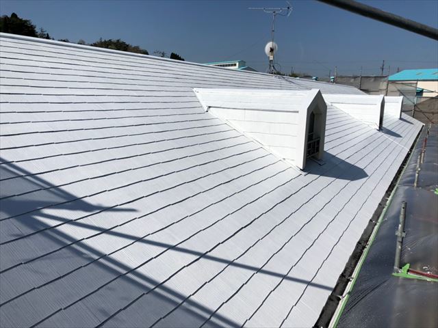 屋根の下塗り完了です