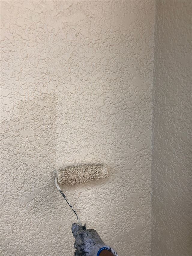 外壁の上塗り塗装です