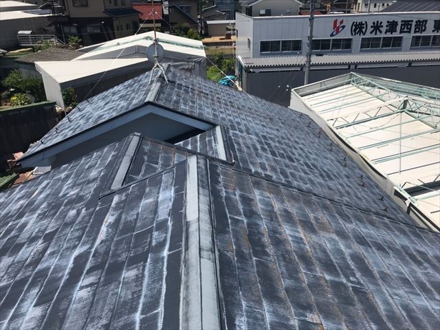 屋根の色褪せです
