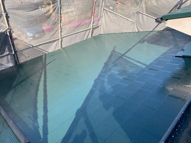 春日井市篠木町で、スーパー遮熱サーモフッ素で屋根の上塗りです