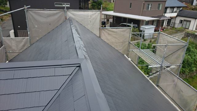 破損している棟板金