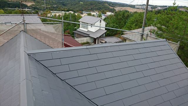 新しい棟板金、取り付けです