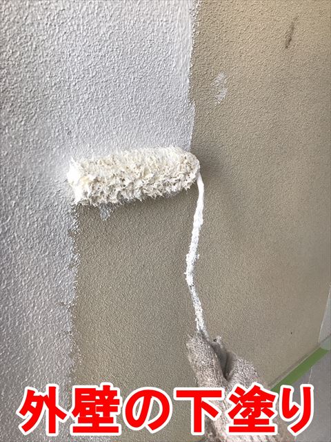春日井市坂下町で、外壁の下塗りと屋根下地処理・中塗りまで施工
