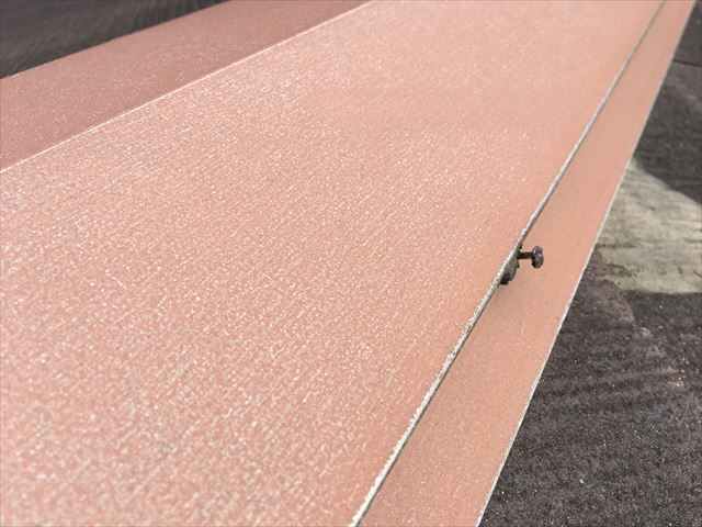 棟板金を止めている釘が浮いてます