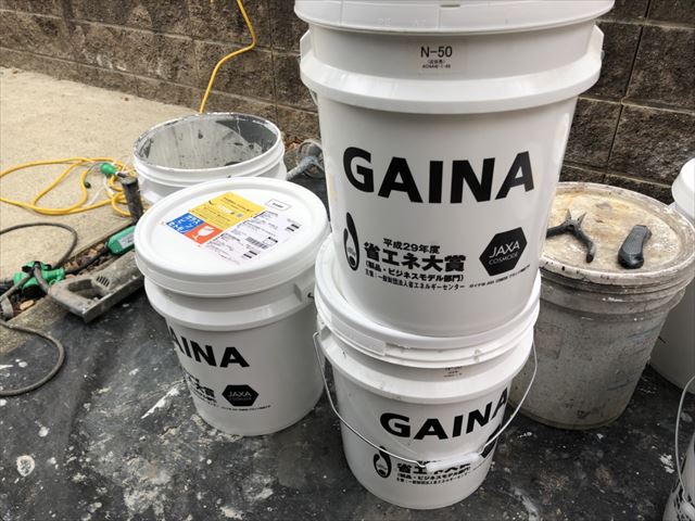 春日井市白山町で屋根の中塗りをガイナで行います。