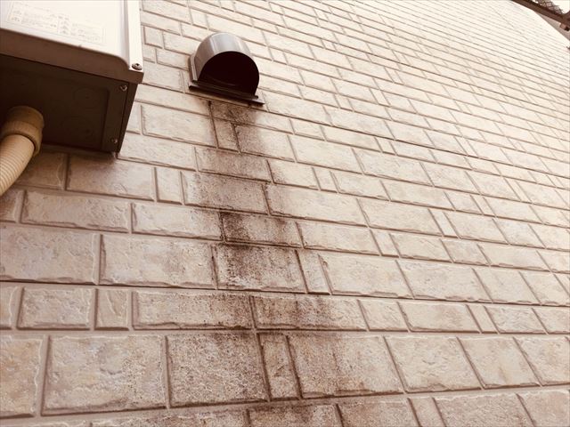 ダクト換気口、外壁の汚れ