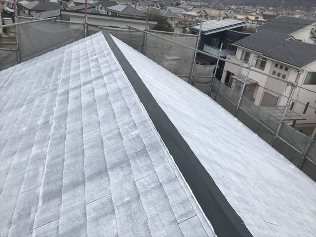 屋根の下塗り１回目です