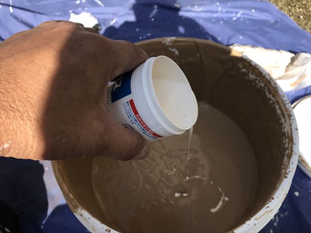 上塗り缶に防カビ剤投入です