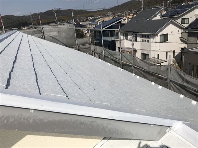 屋根の棟板金の下塗りです