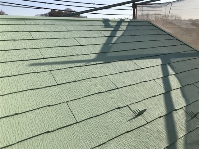 屋根の中塗り塗装です