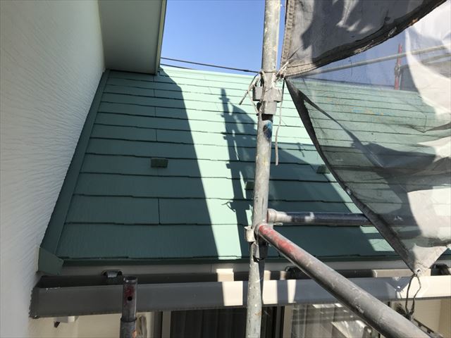 屋根の中塗り塗装です