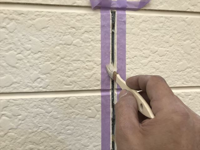 専用のプライマーを塗布します