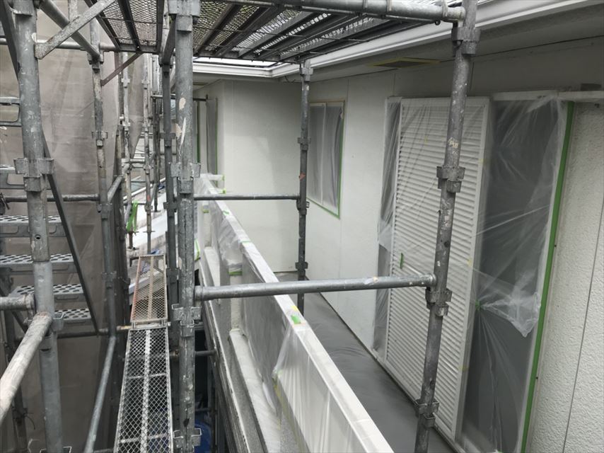 春日井市押沢台で、エピテックフィラーＡＥで外壁下塗り施工です