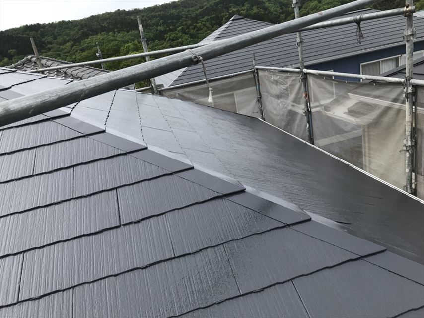 屋根の中塗り塗装です