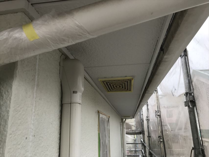 軒天の塗装です