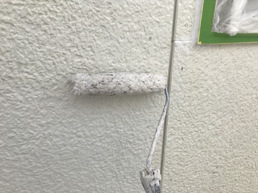 外壁の中塗り塗装です