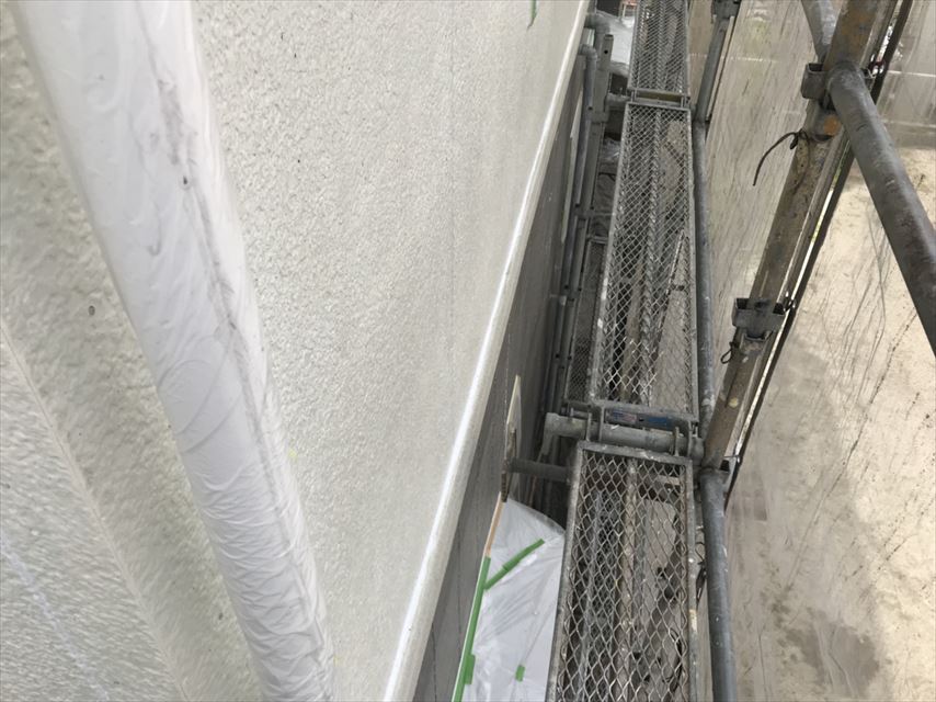 外壁の中塗り塗装です