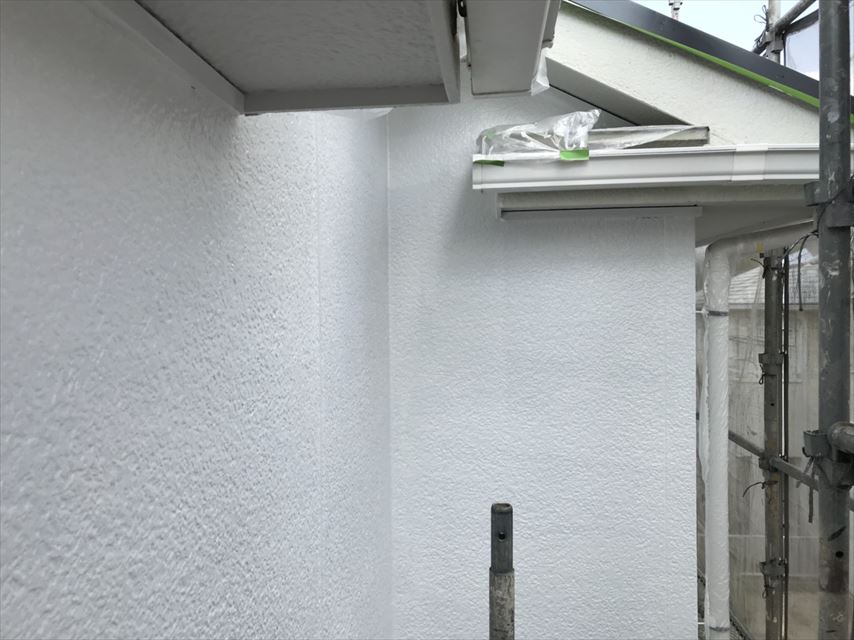 外壁の中塗り塗装です
