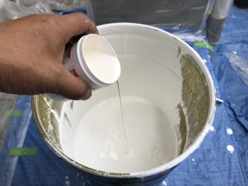 春日井市押沢台で、上塗り缶に防カビ剤投入、仕上げ塗装です。