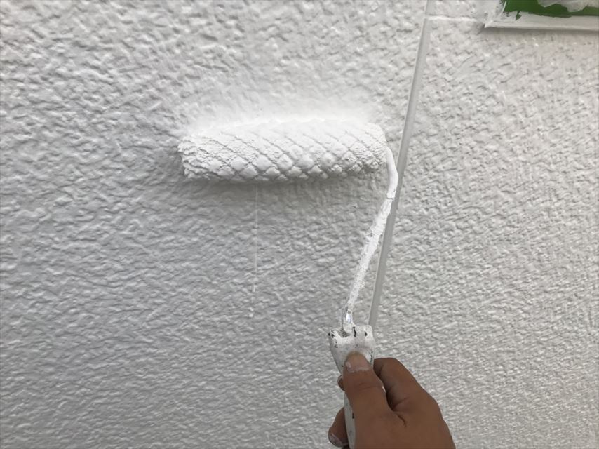 外壁の上塗り塗装です