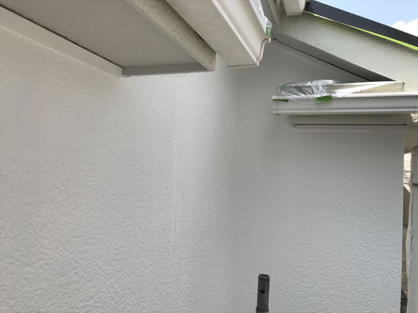 外壁の上塗り塗装です