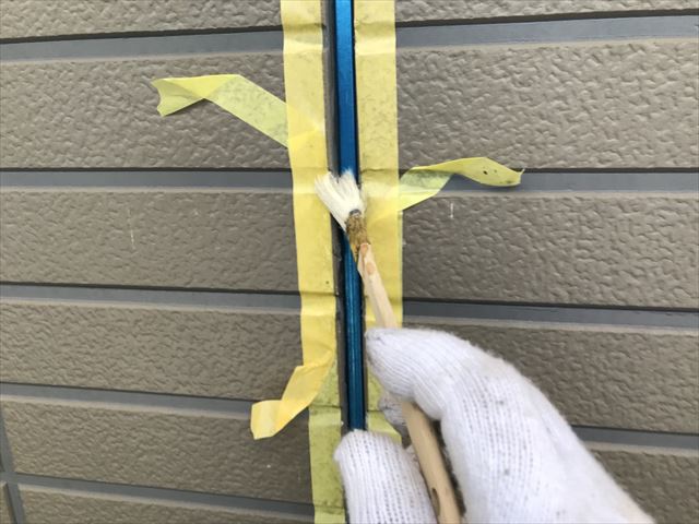 専用プライマーを塗布します