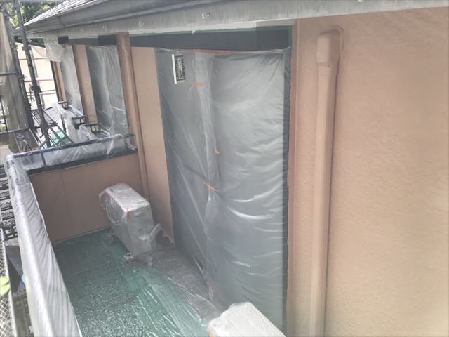 瀬戸市で、低汚染無機フッ素塗料で外壁の中塗り塗装を行いました