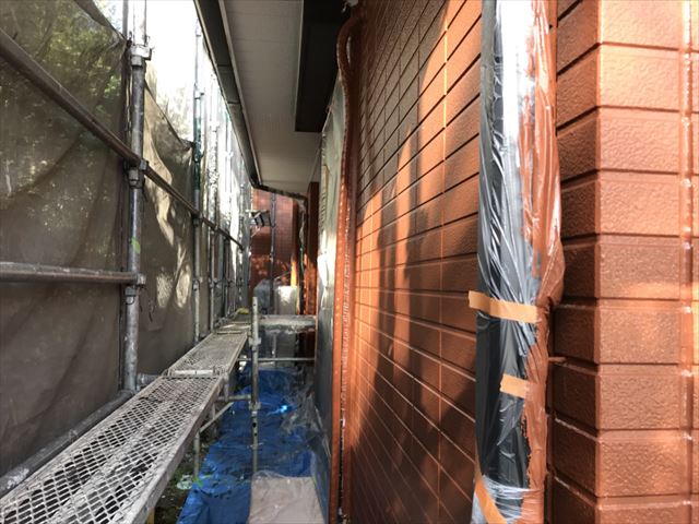 1階外壁の中塗り塗装です