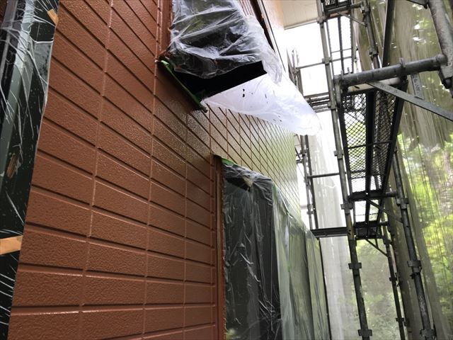 外壁の上塗り塗装です