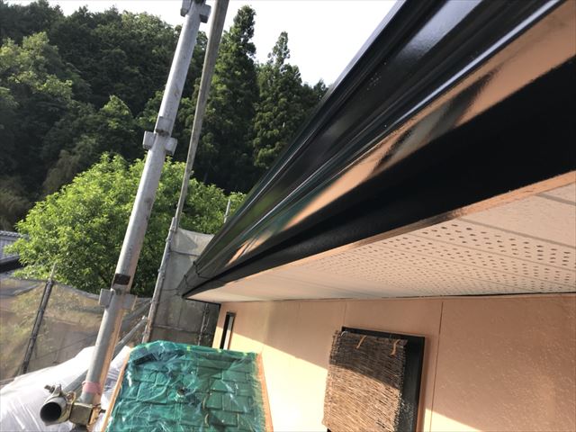 瀬戸市で、弱溶剤シリコン塗料で付帯部の塗装を行いました。
