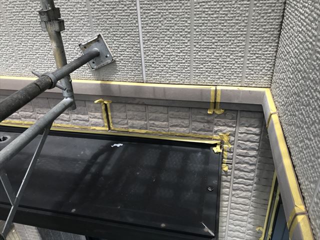 養生テープを貼ります