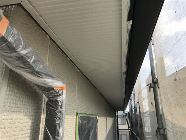 軒天の塗装です