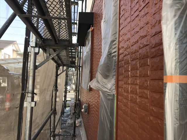 外壁の上塗り塗装です