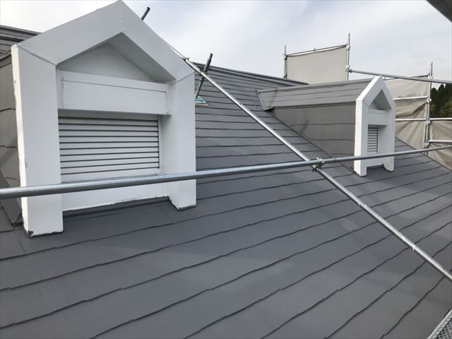 屋根の上塗り塗装です