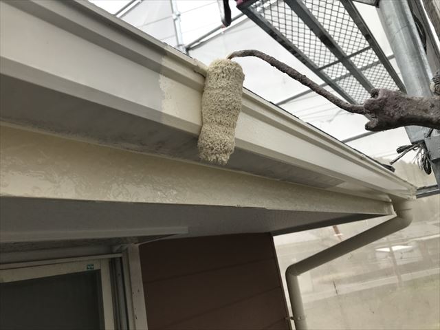 軒樋の塗装です