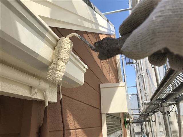 軒樋の塗装です