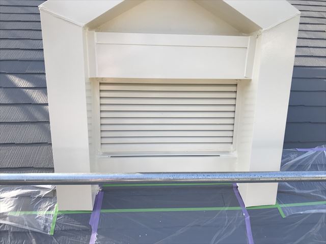 小屋根の塗装です