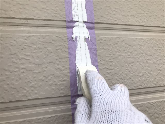 たて目地をハケでならす